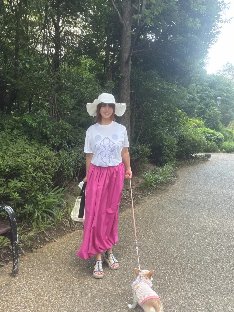 普段のお出かけ・お散歩・スポーツコーデに<br />
ワンちゃんとのお散歩や、ちょっとしたお出かけにも。<br />
シンプルなTシャツなので、鮮やかなカラーのボトムとも合わせやすく、普段使いしやすい一枚です。