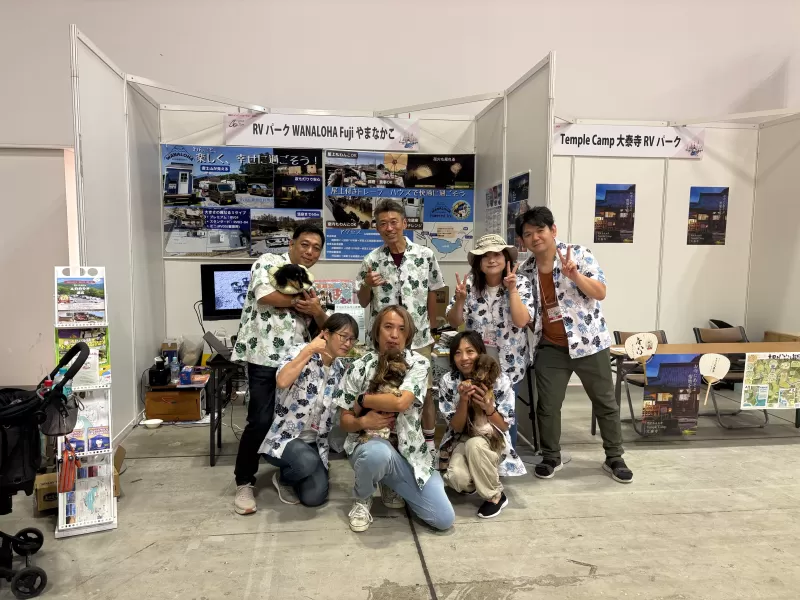 RVパーク WANALOHA Fujiやまなかことして初出展した、東京キャンプングカーショー2026にて、スタッフアロハシャツとして着用しました。